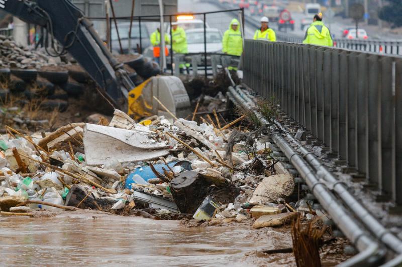 Agencia Uno - Basura en el río Mapocho
