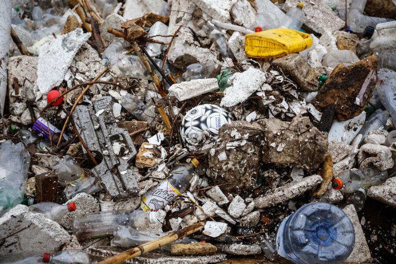 Agencia Uno - Basura en el río Mapocho