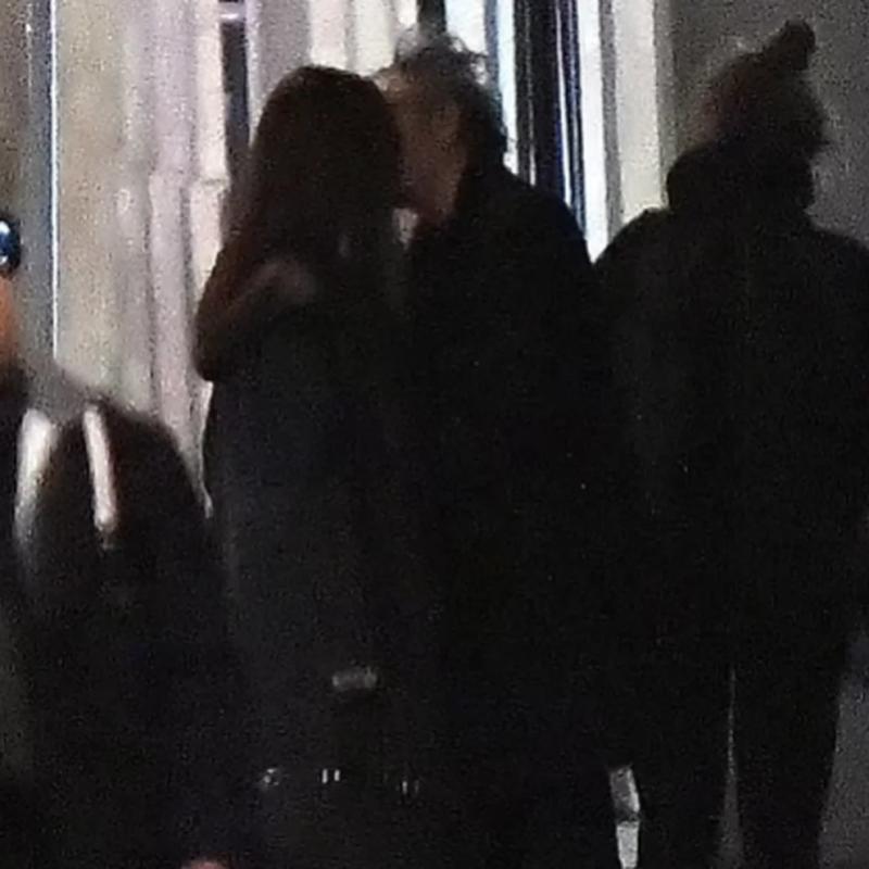 El beso entre Mónica Bellucci y Tim Burton