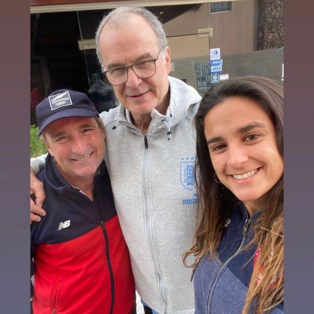 Manuela Urroz de La Diablas junto a Marcelo Bielsa y Sergio Vigil.