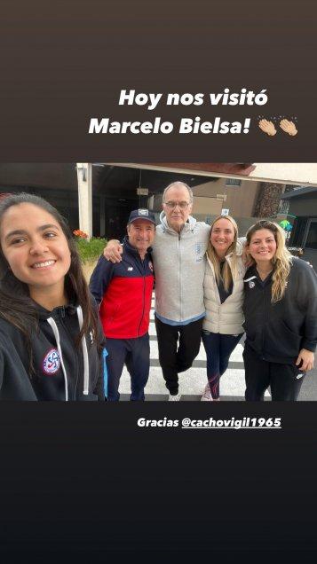 Josefa Salas junto al DT de Uruguay y parte del equipo de Las Diablas.