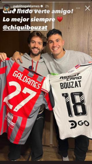 Pablo Galdames posando con la camiseta de Colo Colo junto a Agustín Bouzat.