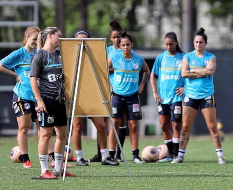 Tatiele Silveira se convertirá en la nueva entrenadora de Colo Colo femenino (Foto: twitter)