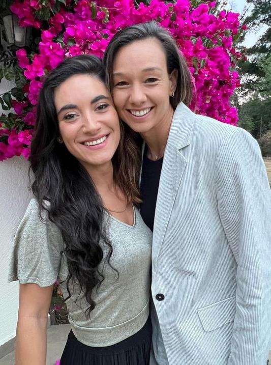 Tiane Endler, junto a su novia, Sofía Orozco.