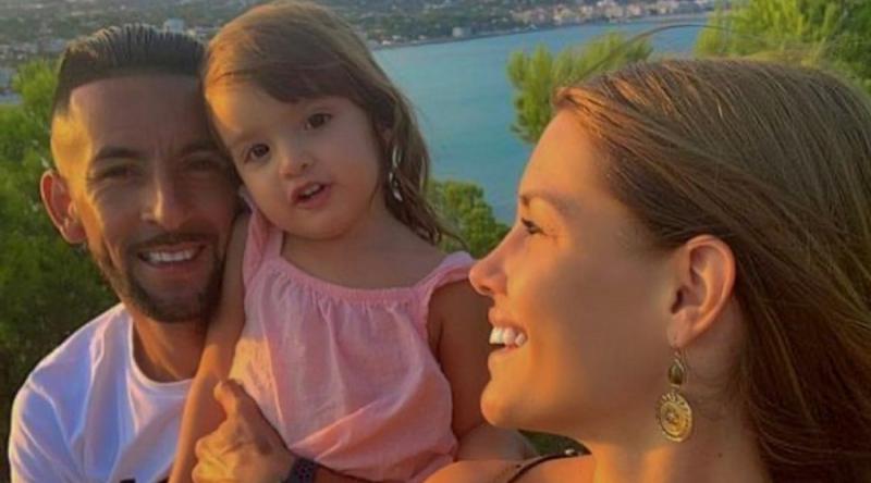 Gala Caldirola junto a Mauricio Isla y su hija Luz Elif.