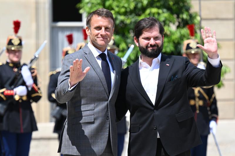 AFP - Presidentes Emmanuel Macron y Gabriel Boric