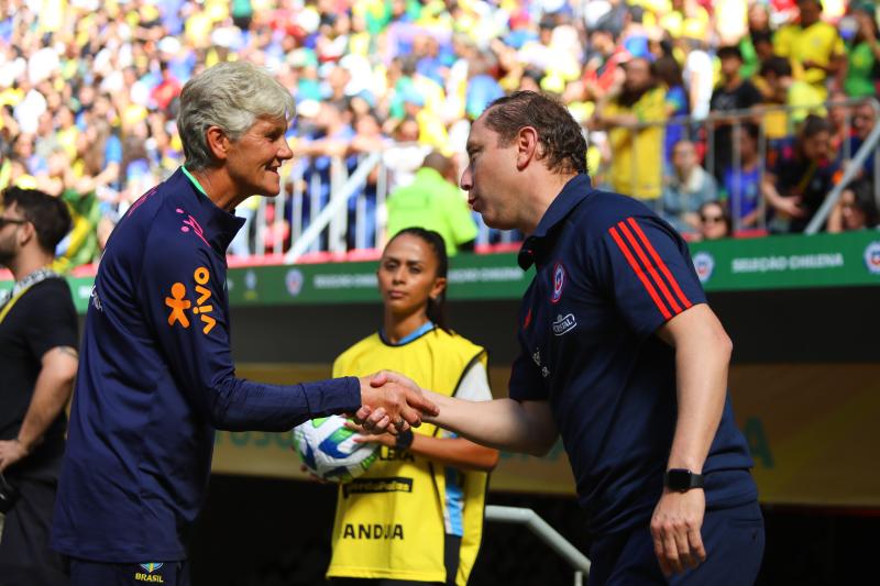 Luis Mena junto a Pia Sundhage, histórica DT de Brasil (Foto: FFCH)
