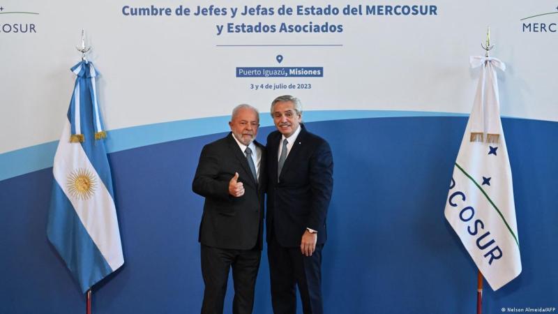 Lula da Silva (izquierda), presidente de Brasil, detenta la presidencia temporal del Mercosur. En la foto posa junto a su homólogo argentino Alberto Fernández durante una cumbre del bloque en Puerto Iguazú, Argentina, en julio de 2023
