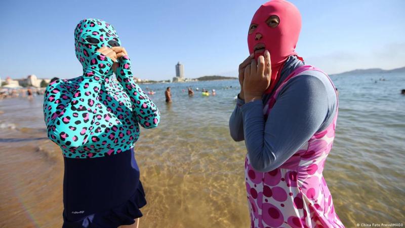 DW - Algunos visitantes llevan "facekinis" en la playa.