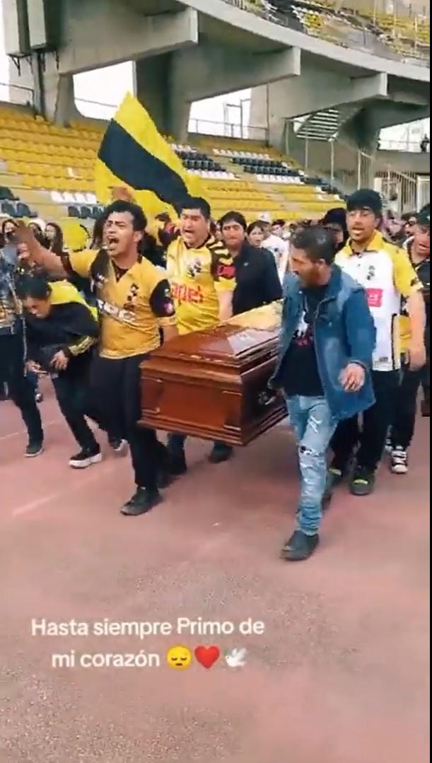 Los hinchas de Coquimbo Unido despidieron a un fanático en el estadio Francisco Sánchez Rumoroso. Imagen: Pantallazo.