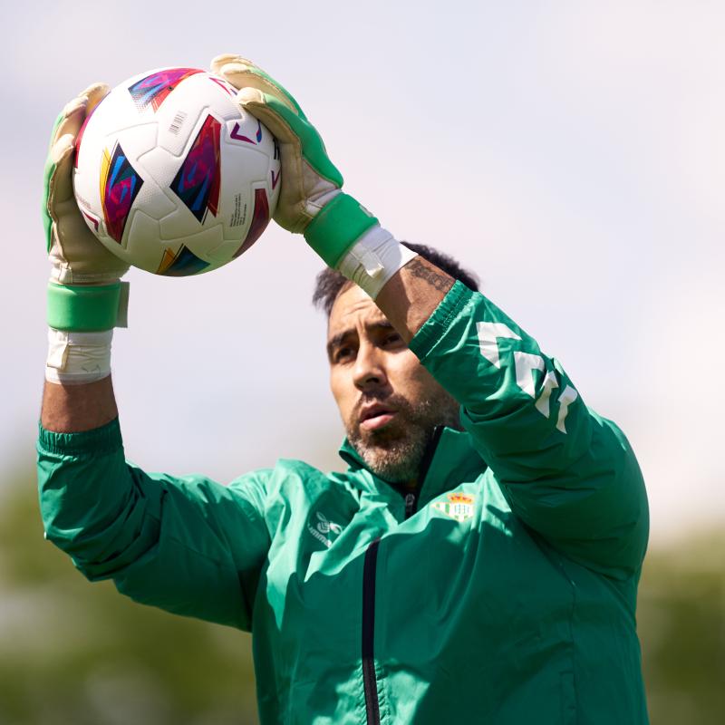 Claudio Bravo en su regreso al Real Betis (Twitter)