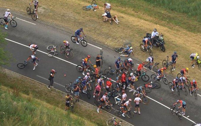 La etapa 14 del Tour de Francia estuvo marcada por una masiva caída. / Foto: Captura