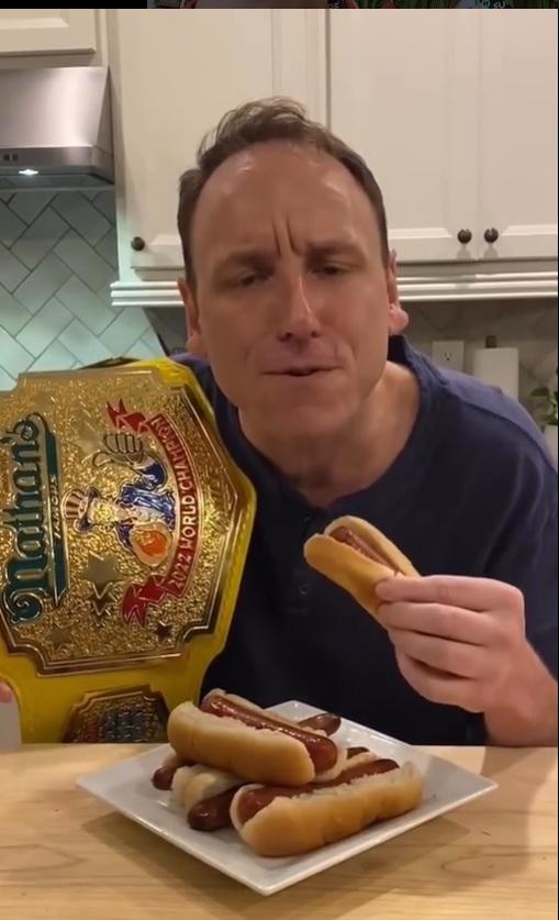El legendario Joey Chestnut volvió a ganar la competencia de comer hot dogs. Imagen: Pantallazo.