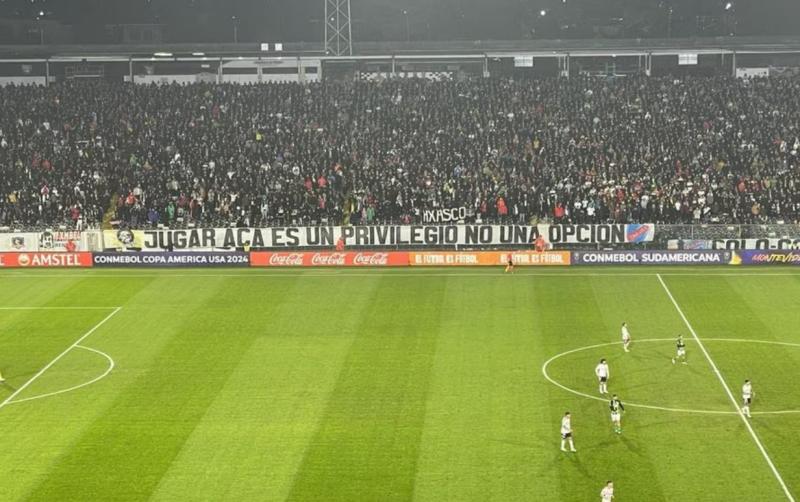 Lienzo mostrado en el duelo entre Colo Colo y América MG "Jugar acá es un privilegio, no una opción" - Foto: La Tercera