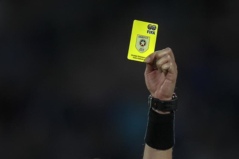 Algunas tarjetas tienen logos de FIFA y de la Federación, pero ninguna como la de Piero Maza - Photosport