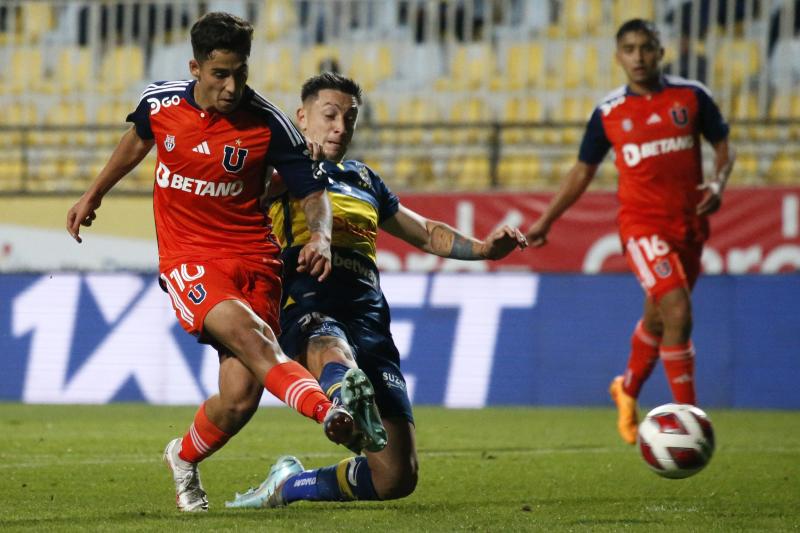 Lucas Assadi disputando un partido con Universidad de Chile - Photosport.