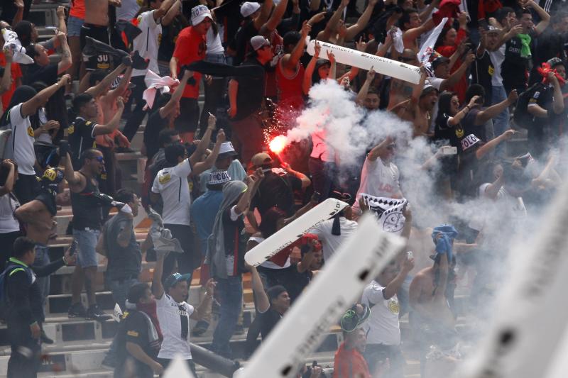 Garra Blanca amenazó a jugadores y dirigencia de Colo Colo. / Photosport