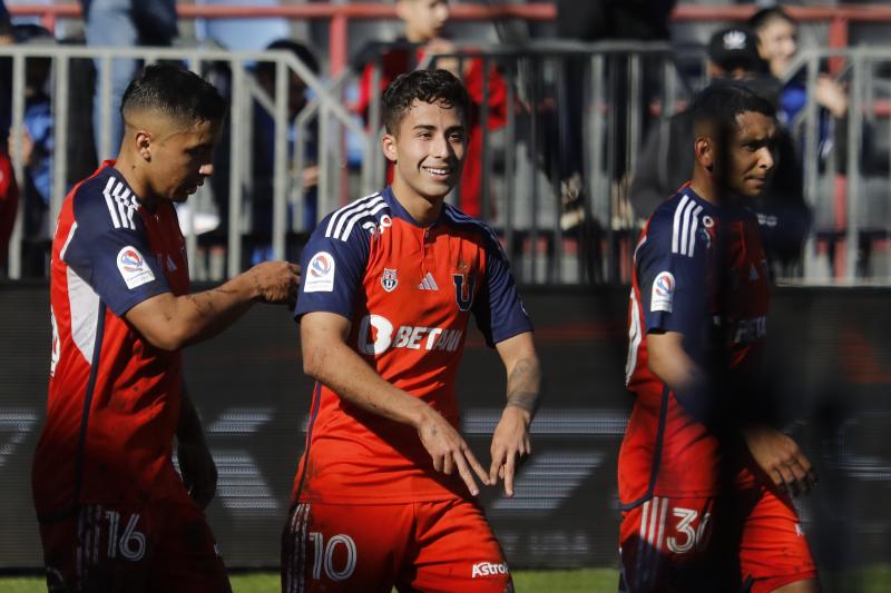 Lucas Assadi recibió los elogios de Jorge Valdivia tras su gran actuación por la U ante Huachipato. / Photosport