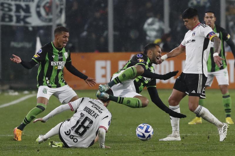 Esteban Pavez habría encarado a Gustavo Quinteros tras eliminación de Colo Colo en Copa Sudamericana. / Photosport