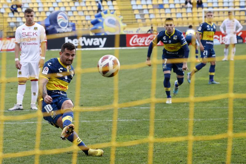 El penal de Juan Cuevas se debió anular por "doble toque" - Photosport