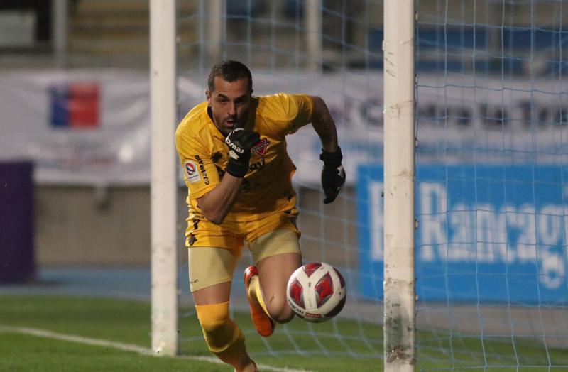 Nicola Pérez fue fundamental para Ñublense en la parte inicial de este partido. Imagen: Photosport.
