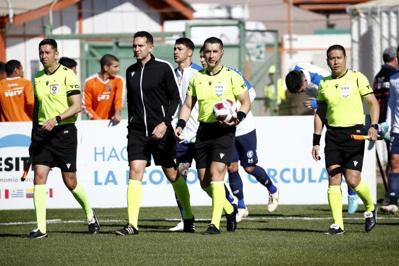 El DT Gustavo Huerta lanzó un duro descargo contra Fernando Véjar - Photosport