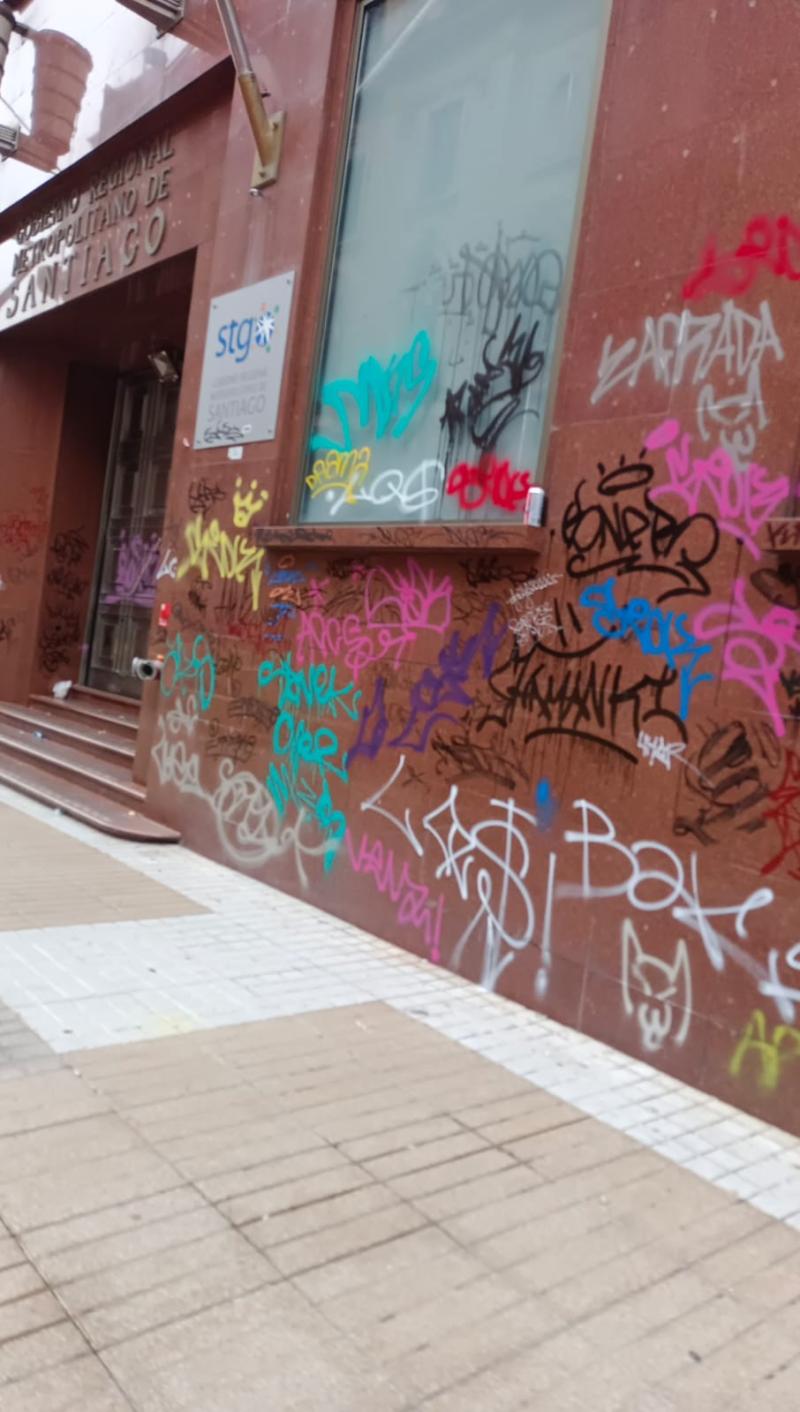 Grafiteros rayaron gobernación metropolitana