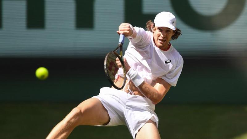 Nicolás Jarry enfrenta a Carlos Alcaraz en Wimbledon 2023. Crédito: AFP.