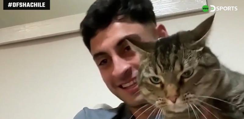 Javier Altamirano acompañado de su gato Obito - Pantallazo Directv