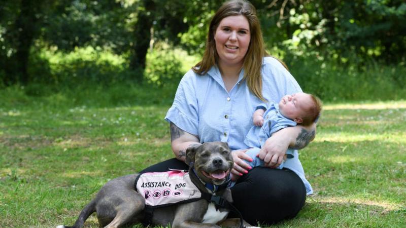 Amee Tompkins y su perro de asistencia