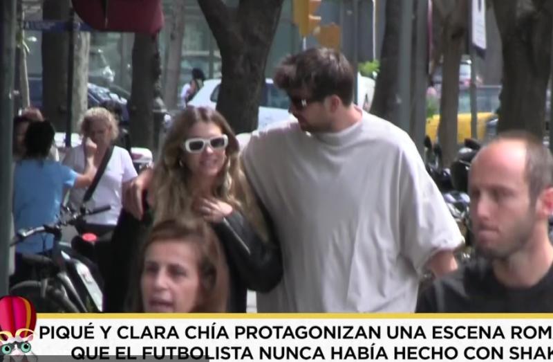 Clara Chía paseando junto a Gerard Piqué en Barcelona.