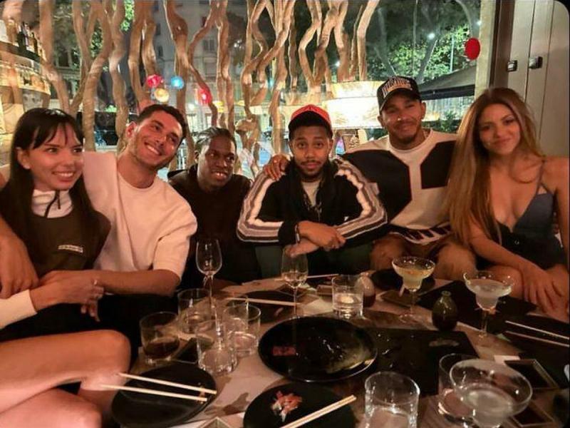 Shakira en una cena junto a Lewis Hamilton - Foto: redes sociales