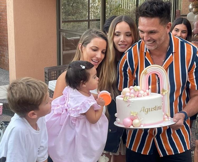 Lucila Vit y Rafael Olarra celebrando el primer cumpleaños de su hija, Agustina.
