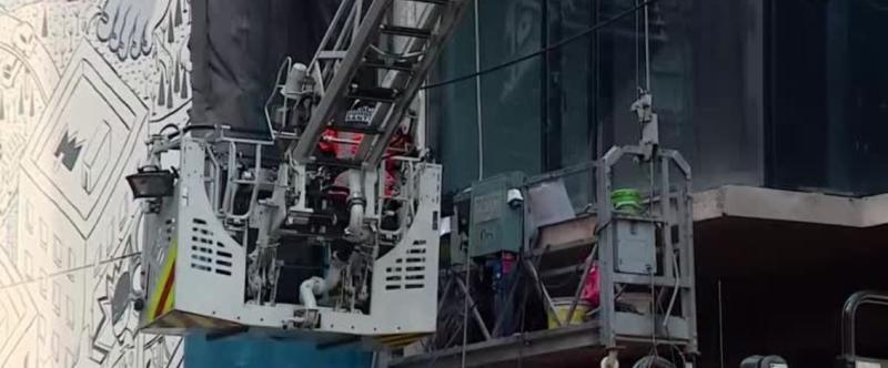 Rescatan a trabajador desde andamio