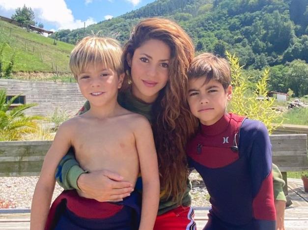 Shakira junto a sus dos hijos Sasha y Milan. (@Shakira)