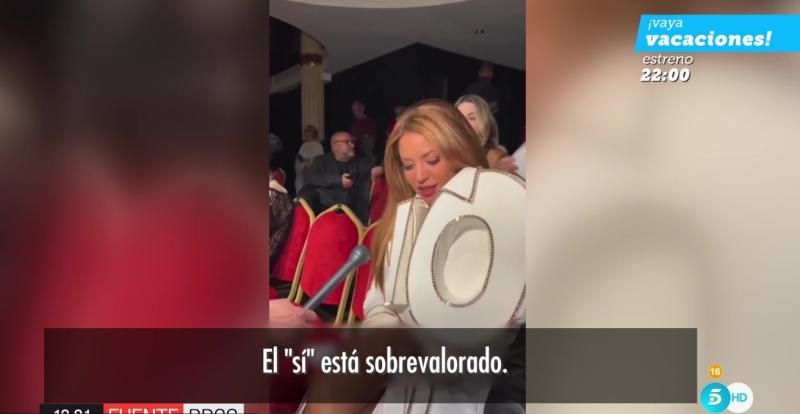 El criticado look que utilizó Shakira en 'La Semana de la Moda' de París. (telecinco)