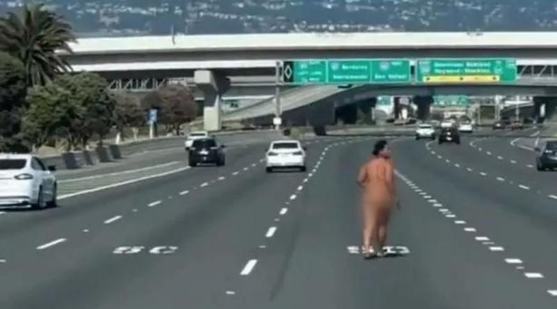 Mujer desnuda dispara en carretera de Estados Unidos