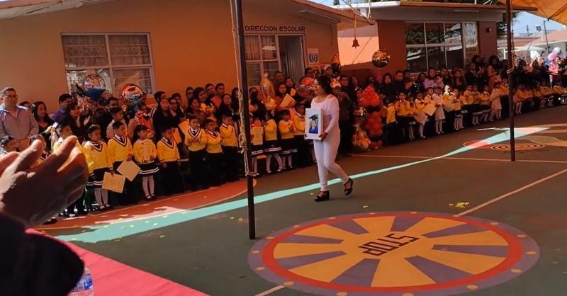 TikTok - Mujer recibe diploma de su hijo fallecido