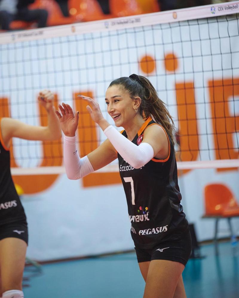 La voleibolista Hande Baladin recibió amenazantes mensajes y su acosador fue detenido. / Foto: @handebaladin