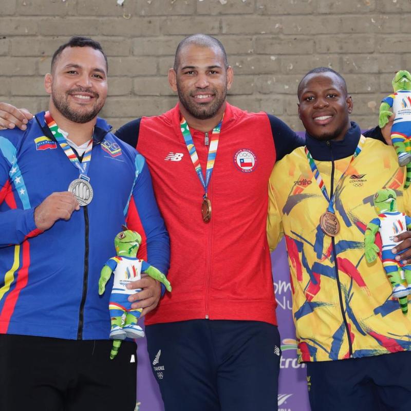 Yasmani Acosta en el podio de los Juegos Bolivarianos - Créditos: Instagram