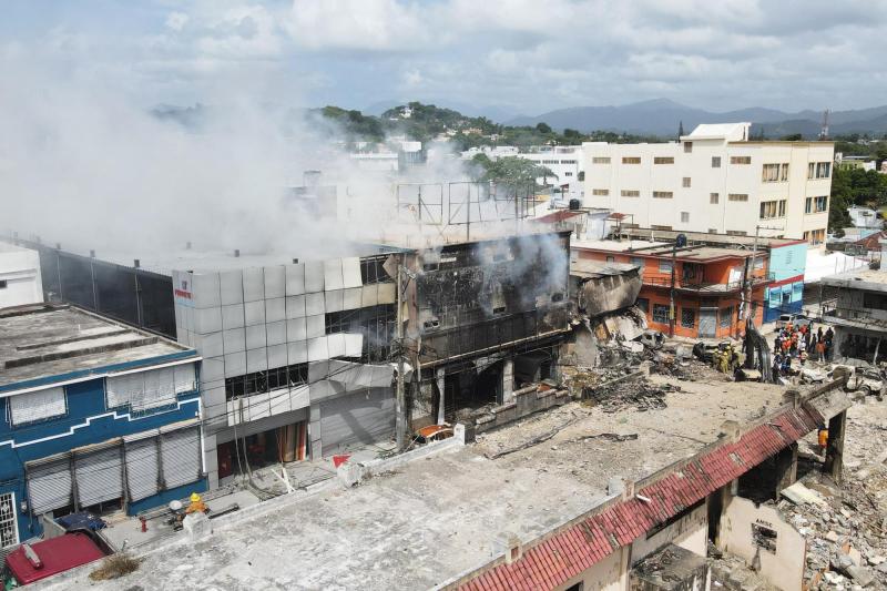 AFP - Al menos 25 muertos en República Dominicana tras incendio en empresa de plásticos.