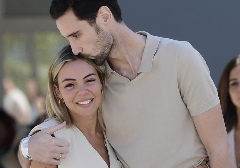 Sergio Rico a la salida del hospital junto a su esposa - Créditos: France Presse