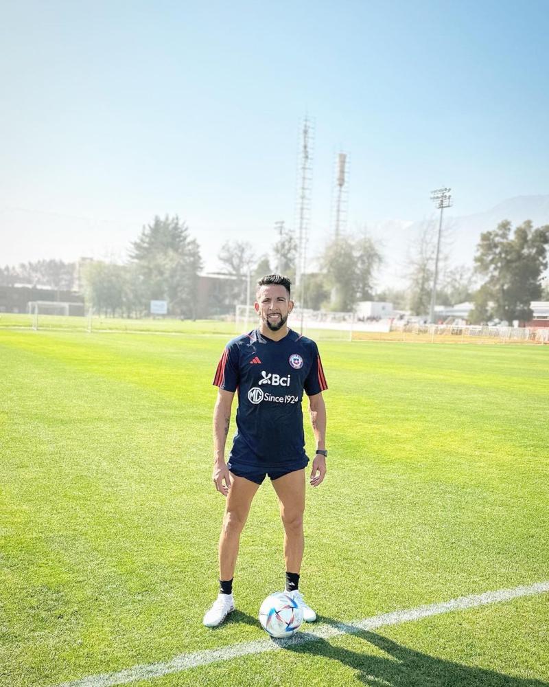 Mauricio Isla continúa sin definir su futuro a varios meses de su salida de la UC. / Foto: @mauricioisla4chile