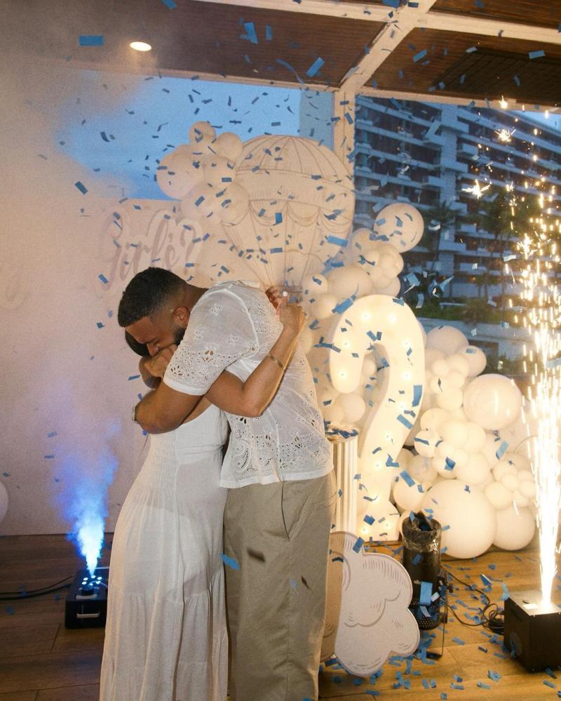 Eladio Carrión y su pareja festejaron la revelación de sexo de sus gemelos - Créditos: @Bbyviaaaaaa