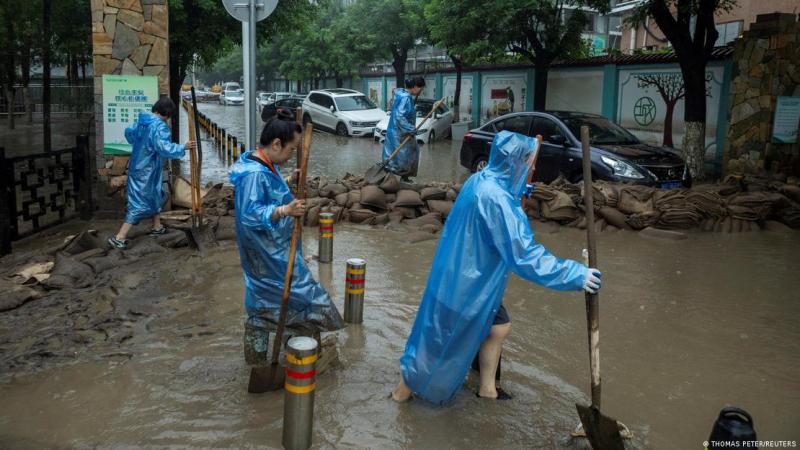 Las lluvias torrenciales que azotan la capital de Chinadesde el pasado jueves han causado al menos 11 muertos y 27 desaparecidos, según el último balance oficial difundido por las autoridades de Pekín este martes (01.08.2023). Entre los fallecidos hay dos trabajadores de los servicios de emergencia que perdieron la vida mientras realizaban labores de rescate, informó el diario local Beijing Daily. Las precipitaciones, las más intensas registradas en Pekín en los últimos años, han afectado a más de 44.000 personas y han obligado a evacuar a unas 127.000, según el rotativo. Entre los 27 desaparecidos hay cuatro miembros de un equipo de salvamento que cayeron al agua en una zona rural. La media de lluvia acumulada en la ciudad desde el pasado jueves hasta las 06:00 horas locales del martes fue de 257,9 milímetros, pero en distritos del oeste y el sur superó los 400 milímetros.