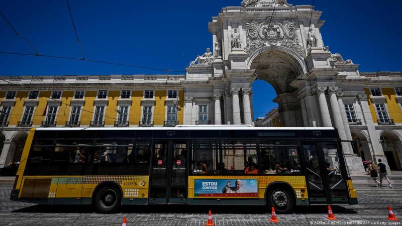 Un autobús que anuncia la visita del Papa Francisco pasa por delante del arco de la calle Augusta, en la plaza del Comercio de Lisboa, el 28 de julio de 2023. Portugal se prepara para acoger al Papa Francisco y a cerca de un millón de jóvenes peregrinos para la Jornada Mundial de la Juventud (JMJ) del 1 al 6 de agosto.