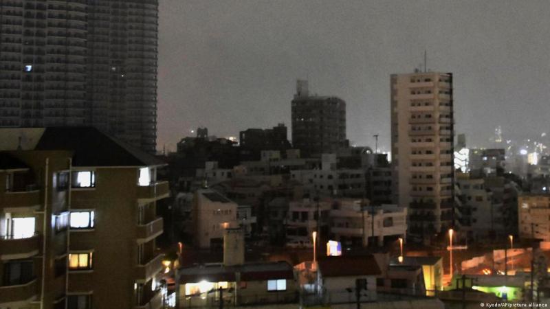 Algunas zonas de Naha, prefectura de Okinawa, sur de Japón, quedaron sin electricidad.
