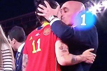 El beso sin consentimiento de Luis Rubiales a Jenni Hermoso - Crédito: TVE
