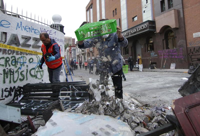 Agencia Uno - En pleno estallido social se quemó el Hotel Principado de Asturias.