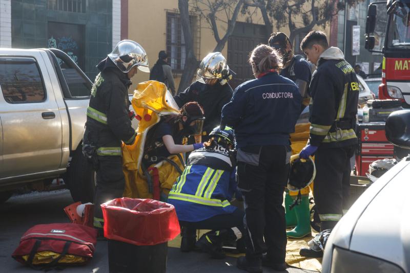 Bomberos trabaja en posible intoxicación por cianuro
